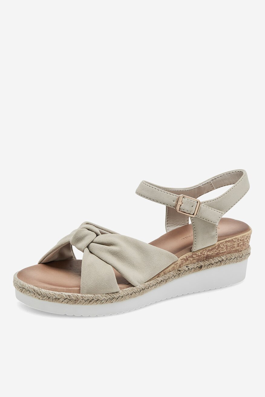 Sandały na koturnie