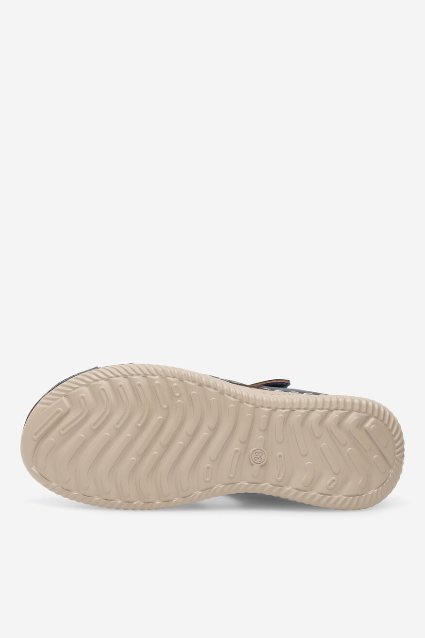 Sandały na koturnie