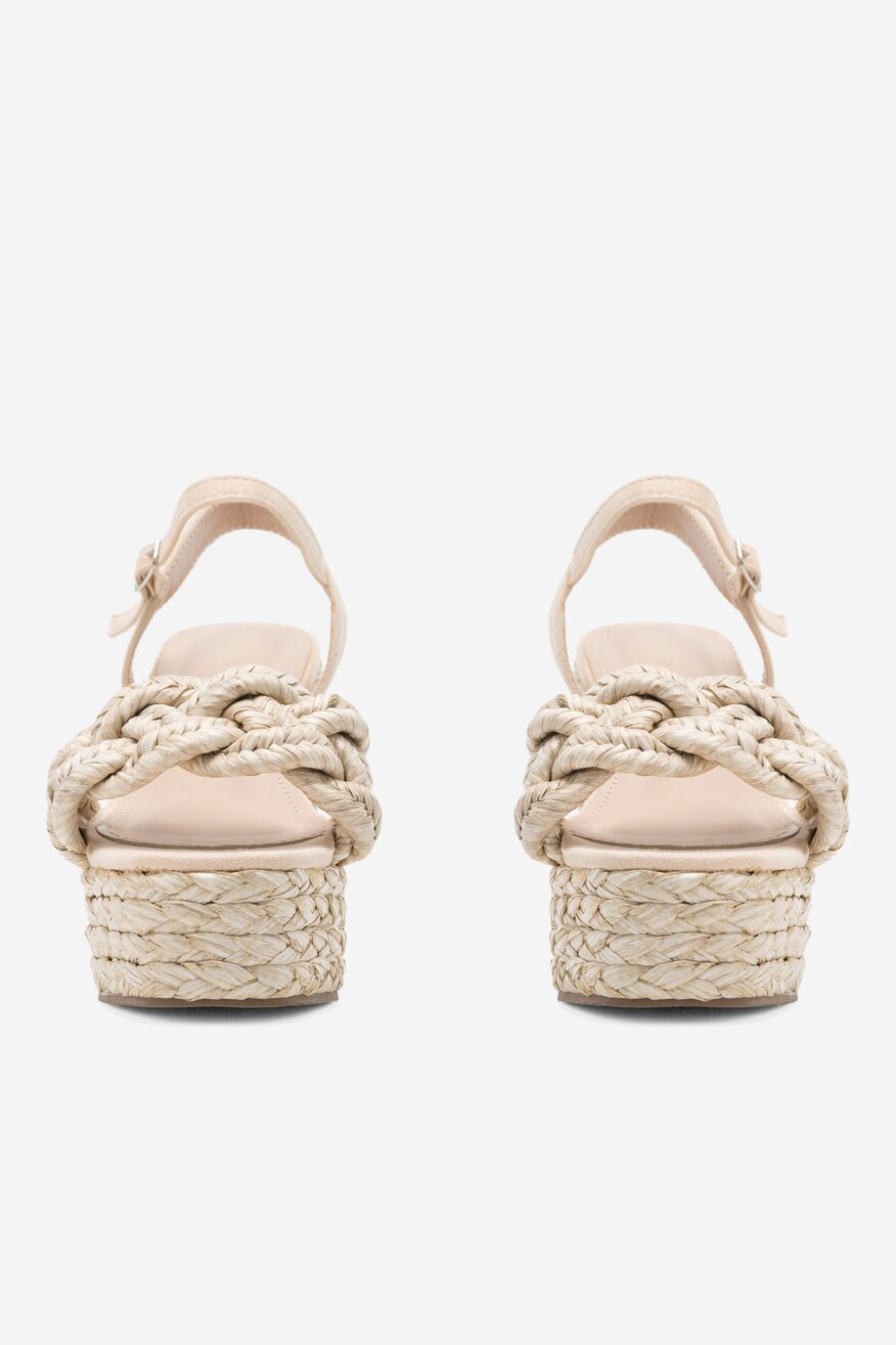 Sandały na koturnie