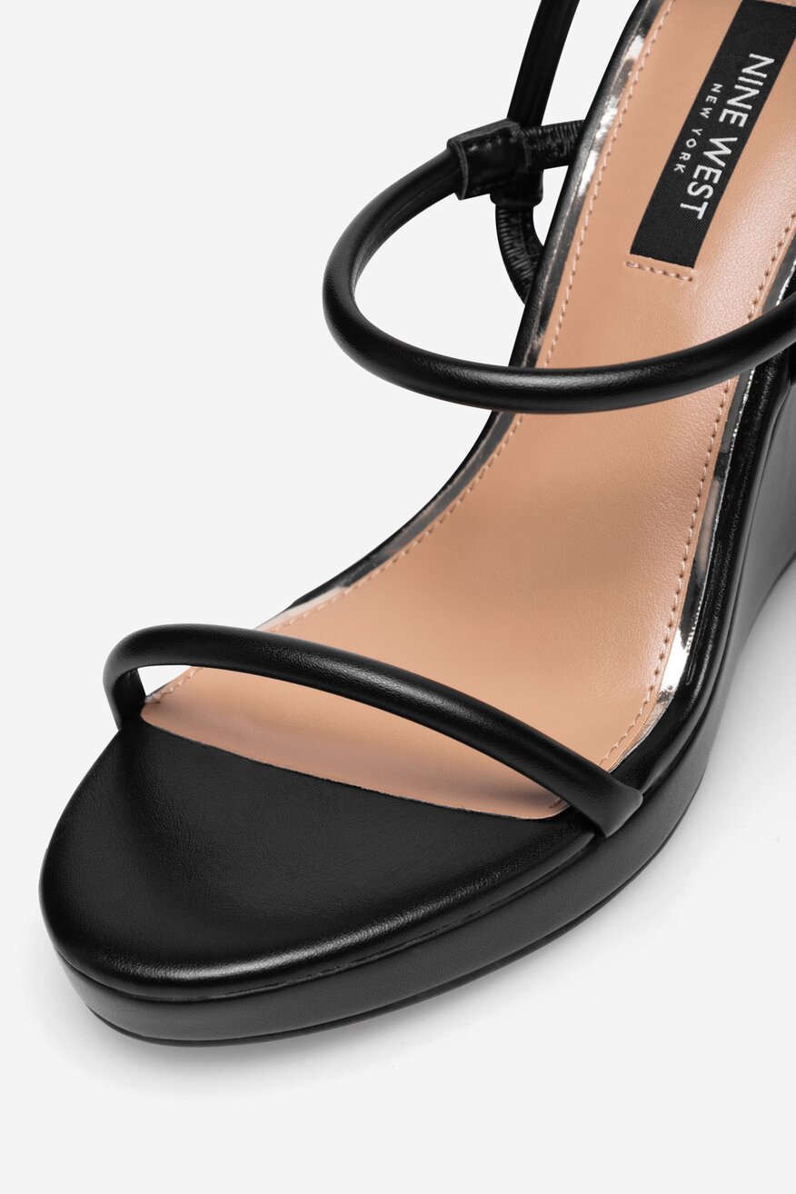 Sandały na koturnie