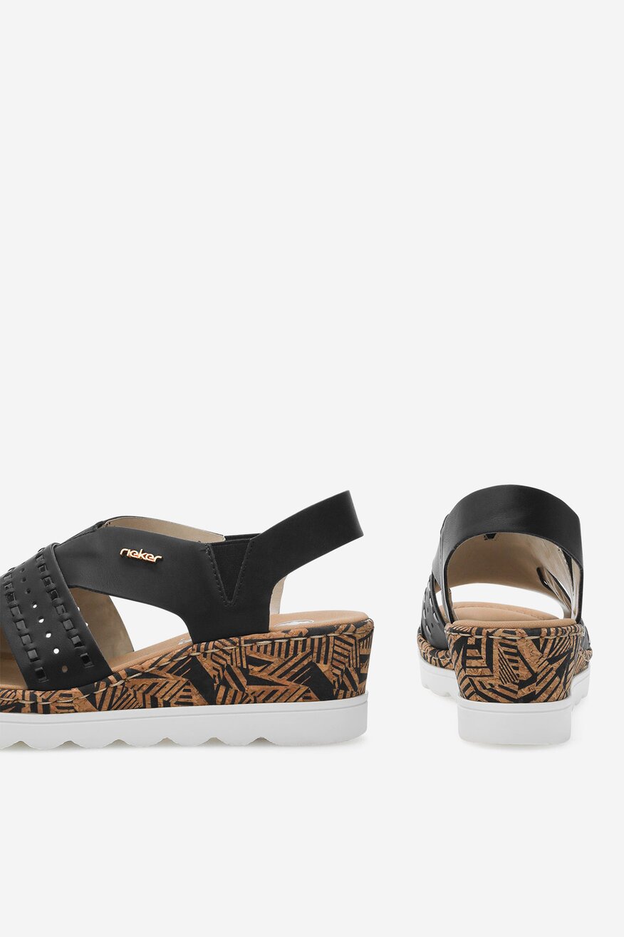 Sandały na koturnie