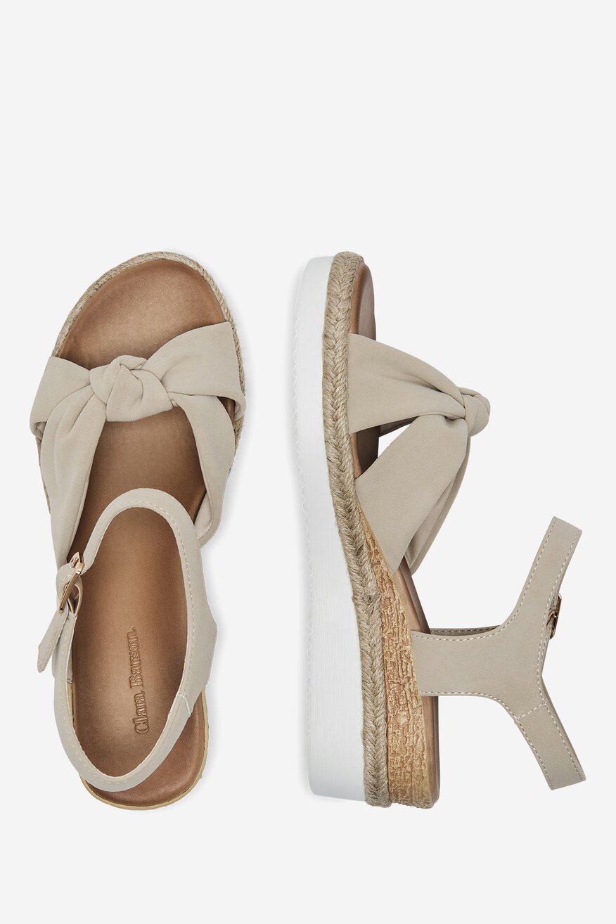 Sandały na koturnie