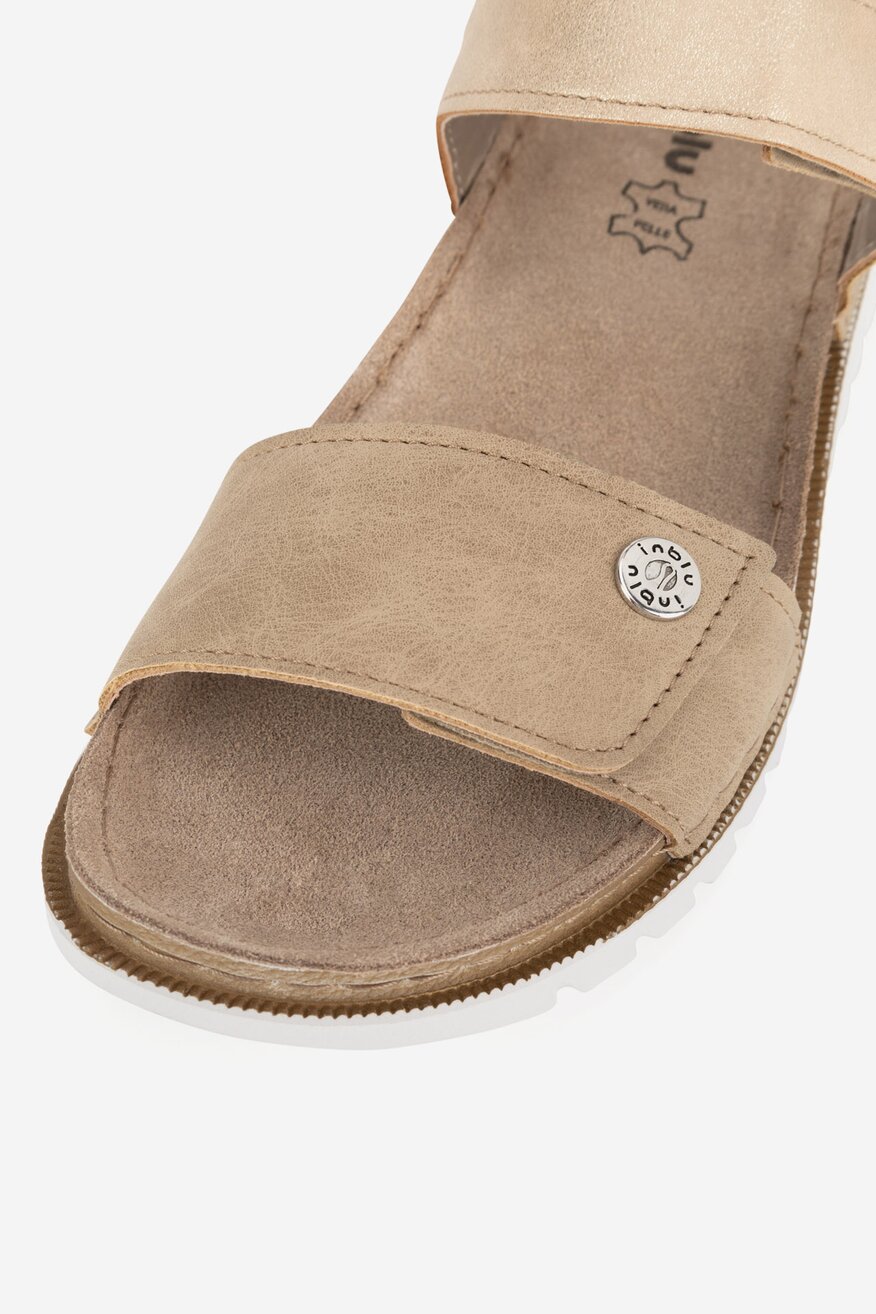 Sandały na koturnie