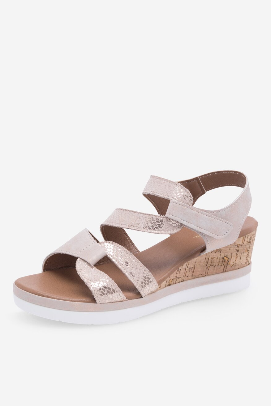 Sandały na koturnie