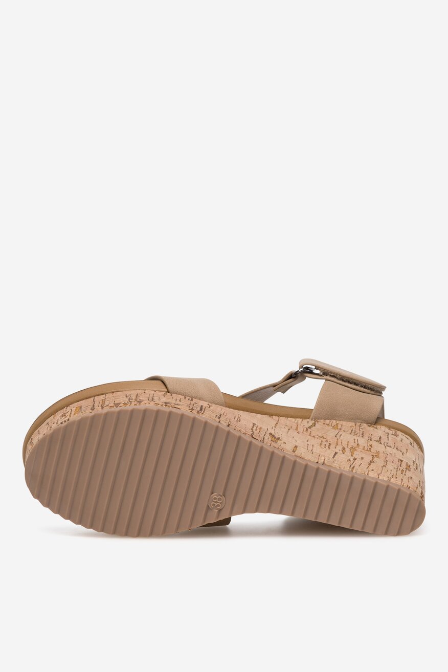 Sandały na koturnie