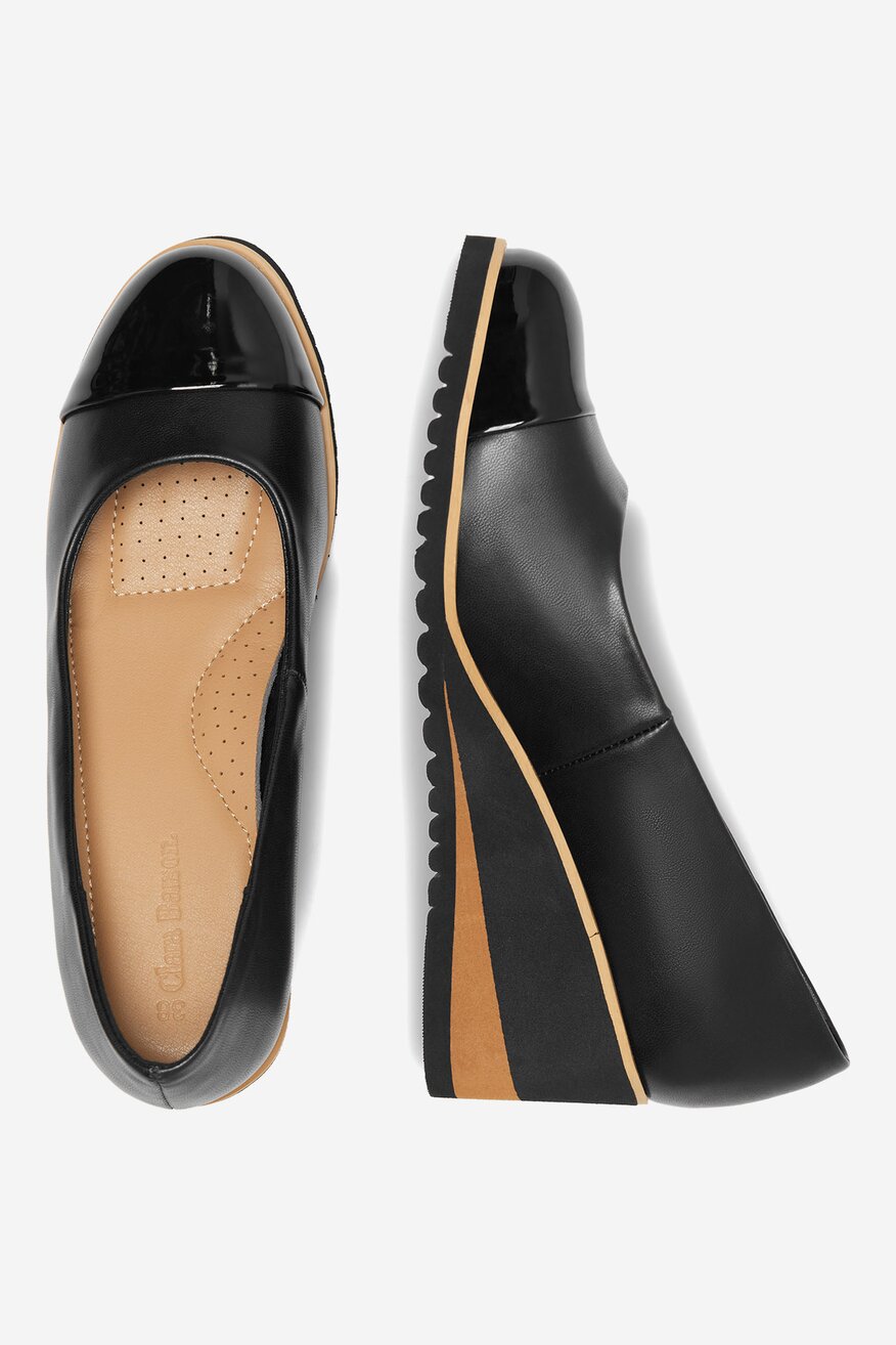 Czółenka na koturnie