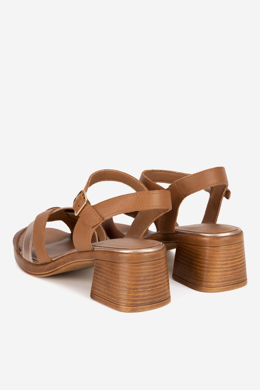 Sandały skórzane na obcasie