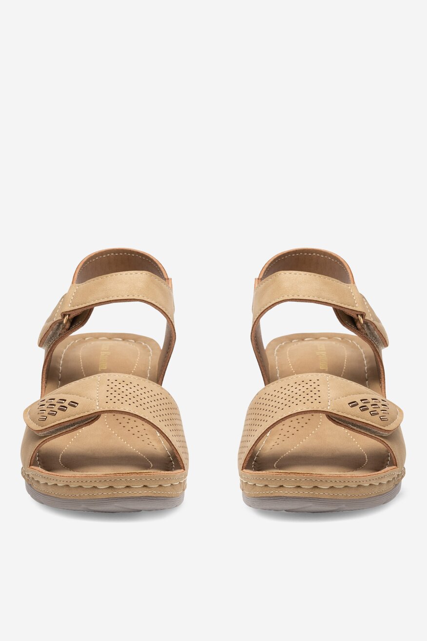 Sandały na koturnie