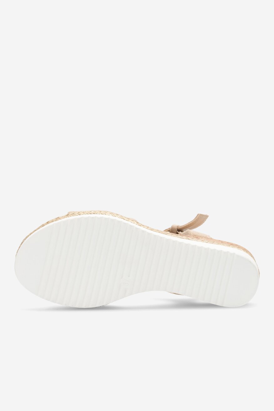 Sandały na koturnie