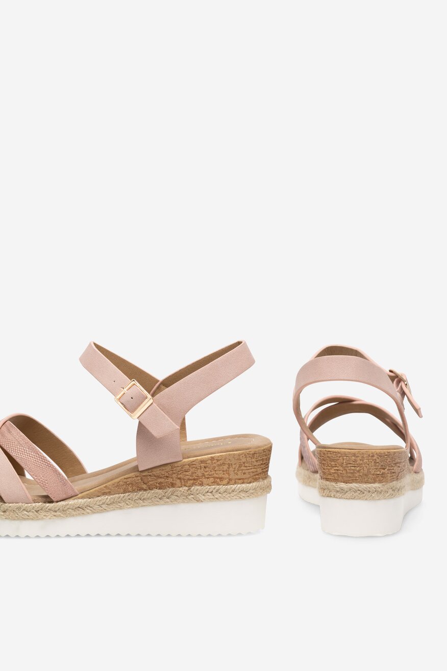 Sandały na koturnie