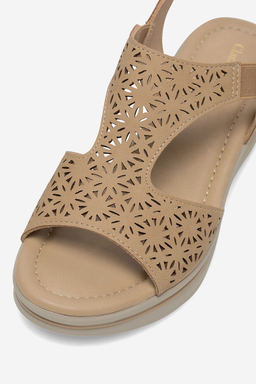 Sandały na koturnie