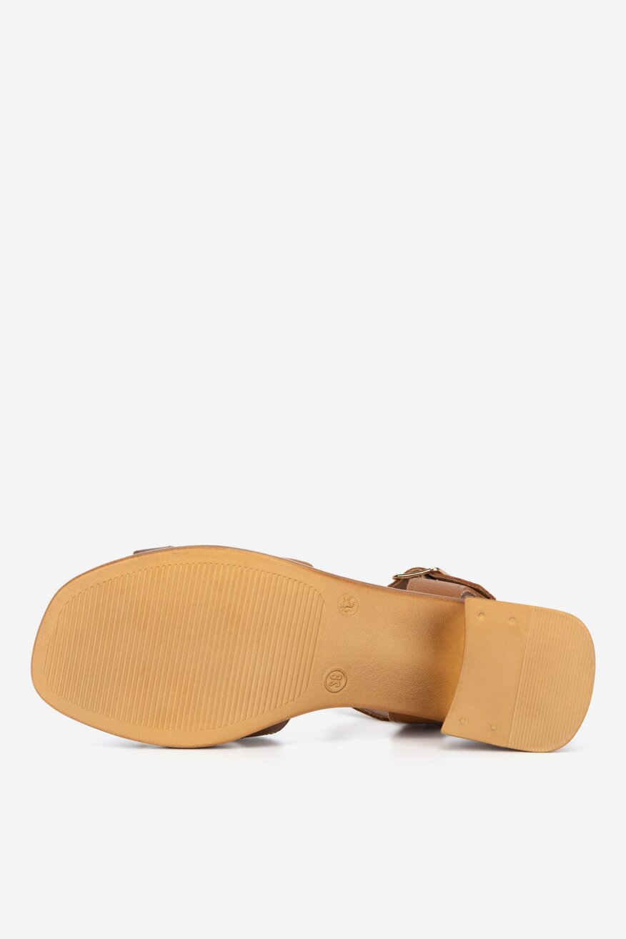 Sandały skórzane na obcasie