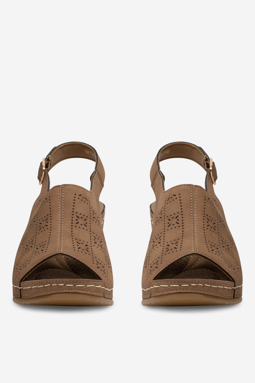 Sandały na koturnie