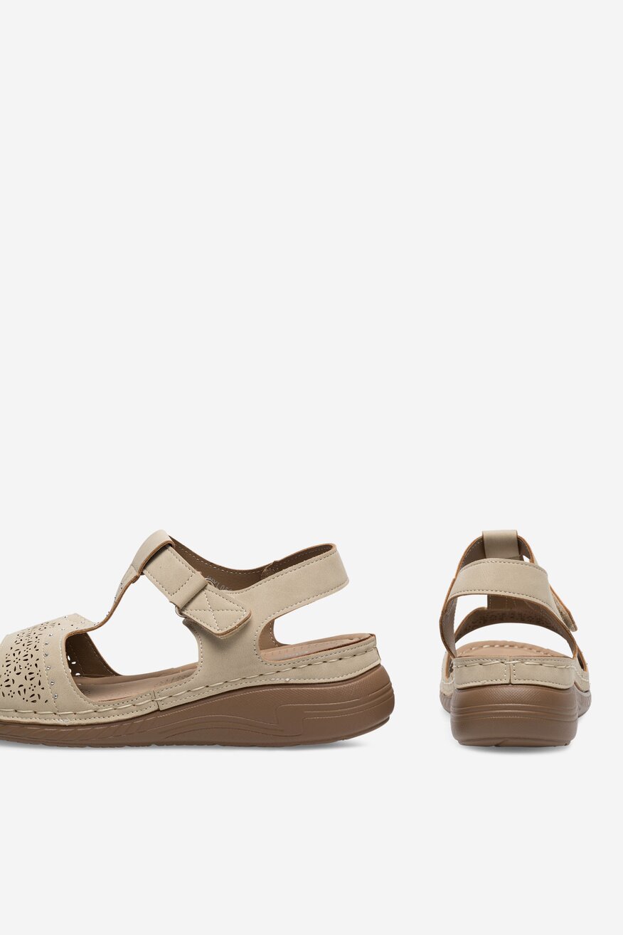 Sandały na koturnie