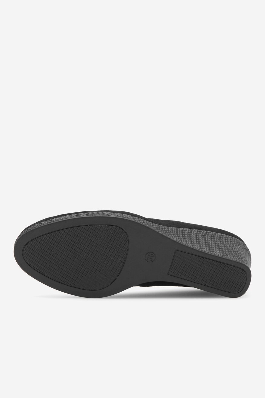 Czółenka na koturnie