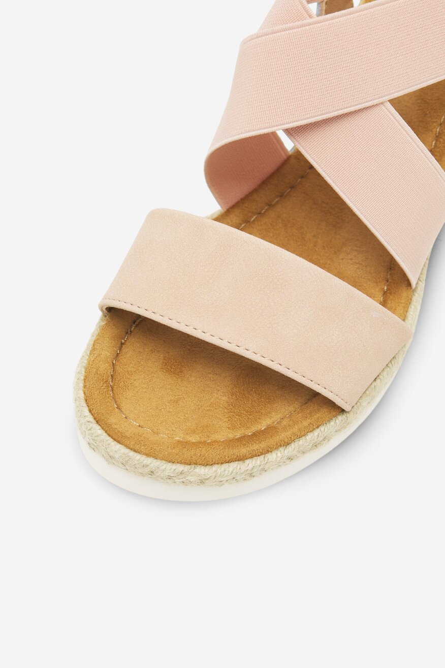 Sandały na koturnie