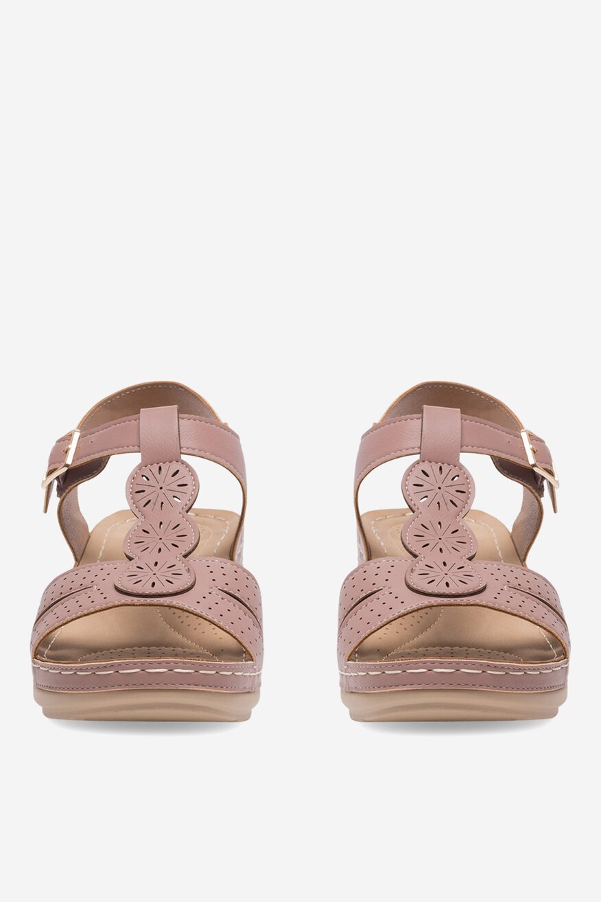 Sandały na koturnie