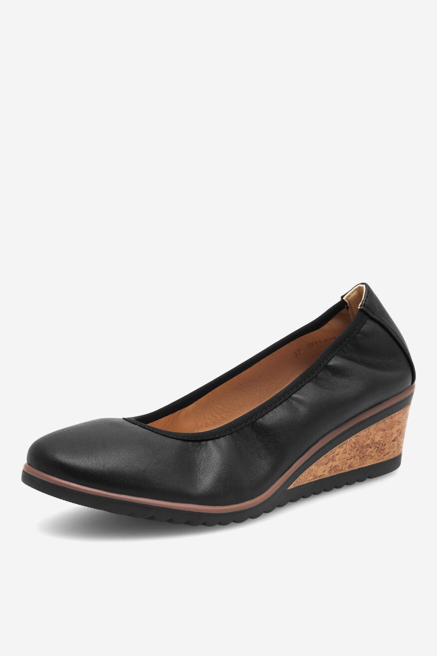 Czółenka na koturnie