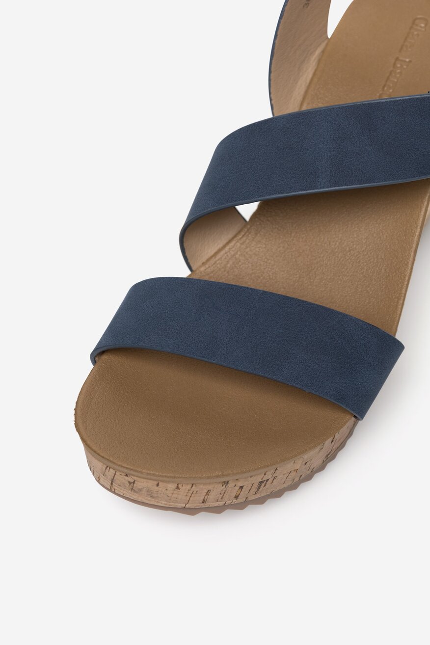 Sandały na koturnie