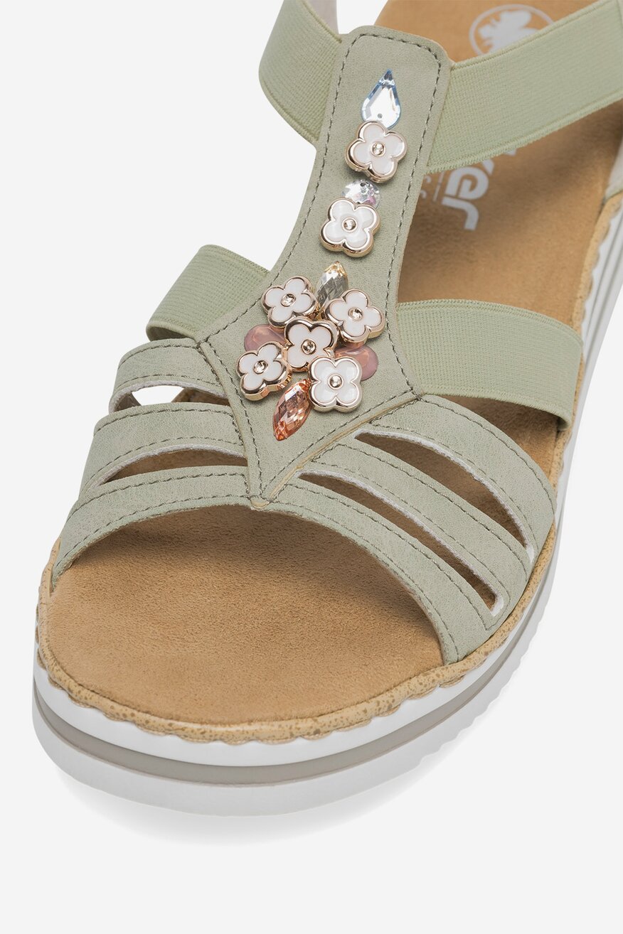 Sandały na koturnie