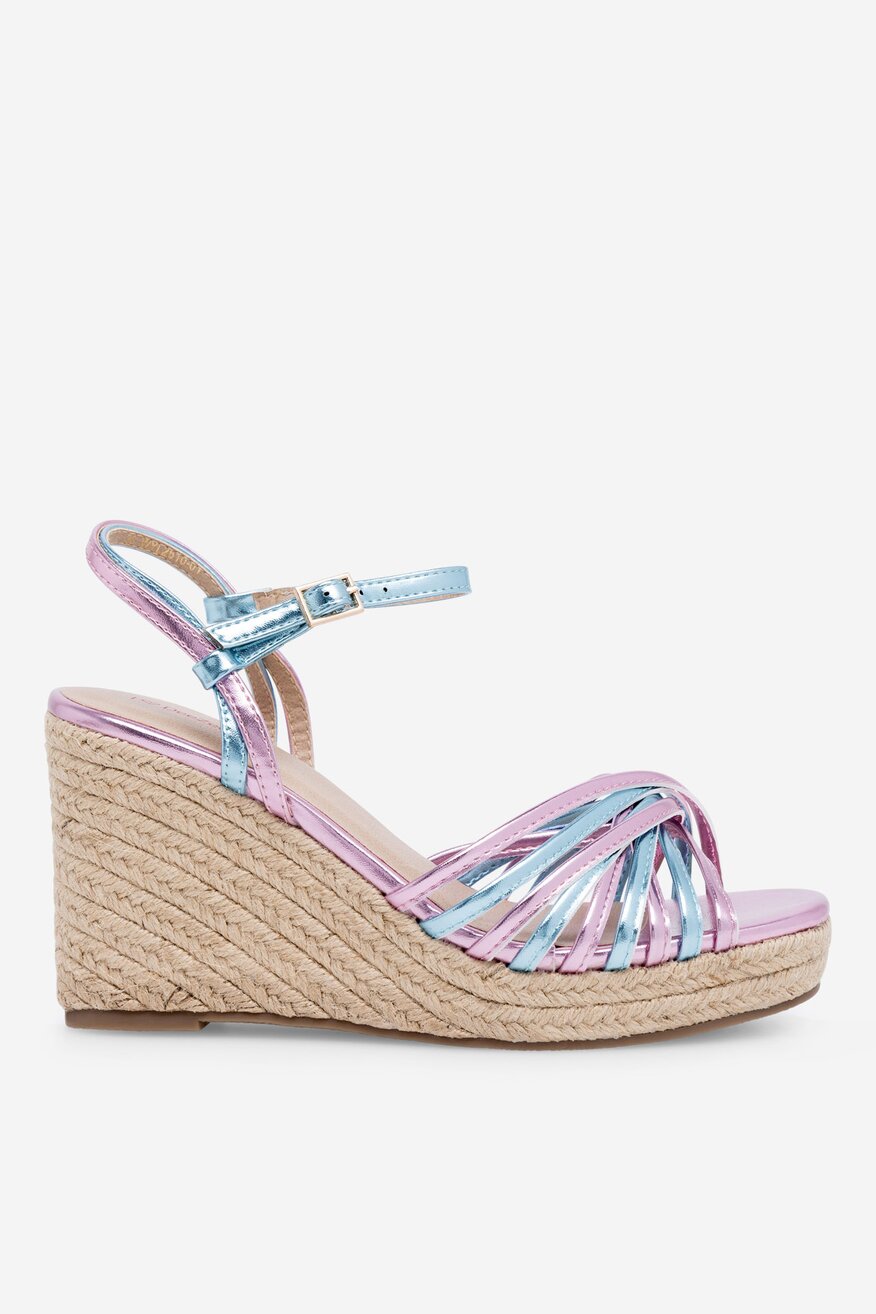 Sandały na koturnie