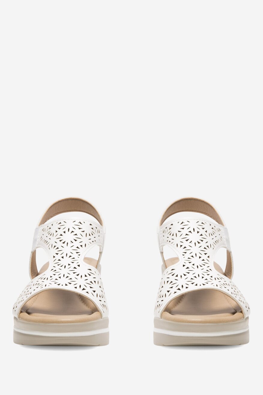 Sandały na koturnie