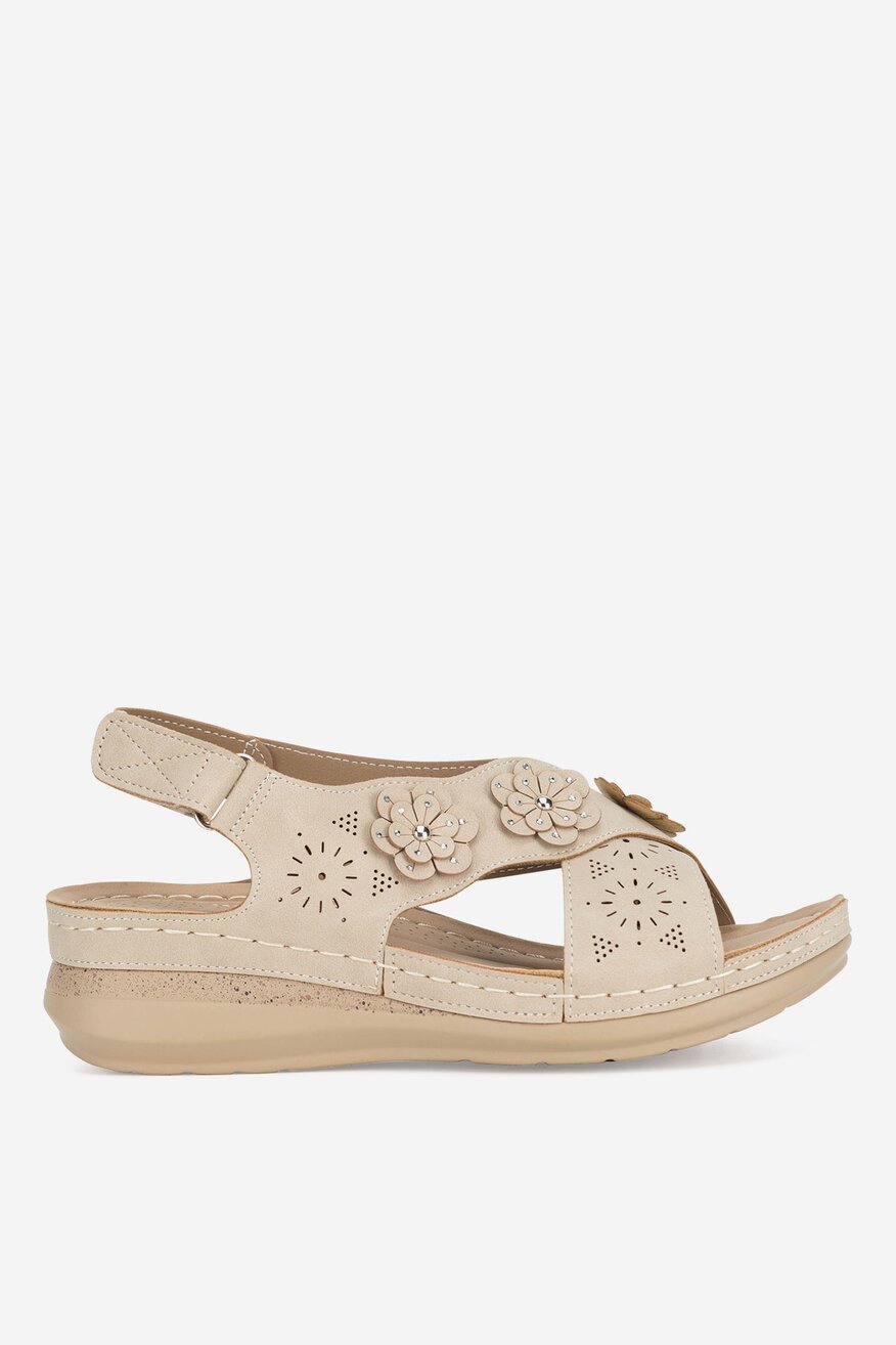 Sandały na koturnie