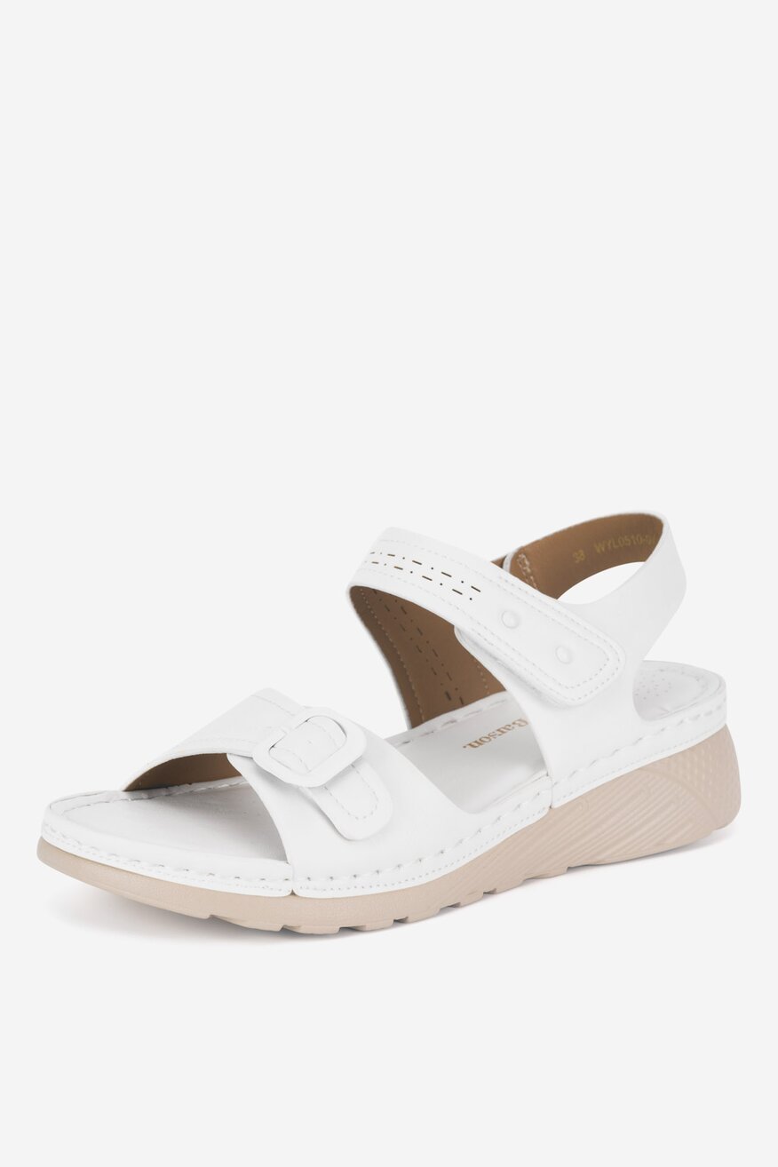 Sandały na koturnie