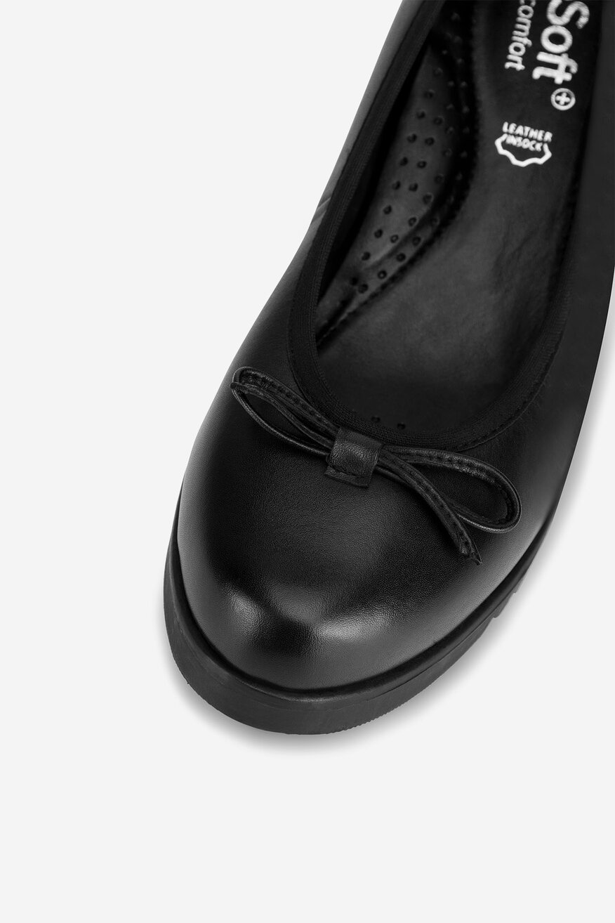 Czółenka skórzane na koturnie