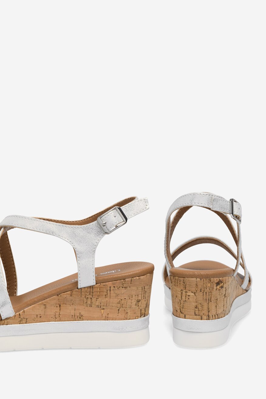 Sandały na koturnie