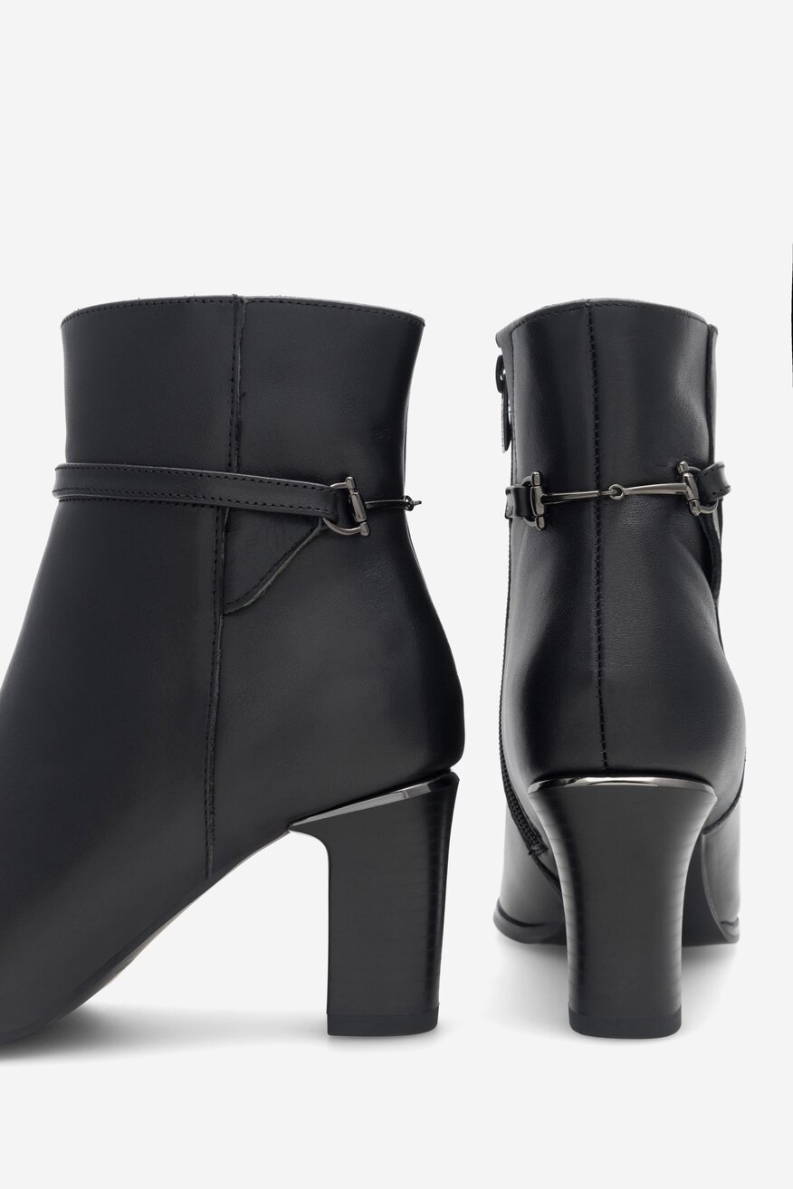 Botki skórzane na słupku