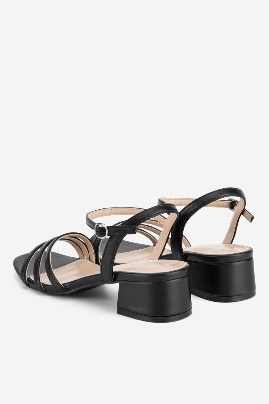 Sandały na obcasie