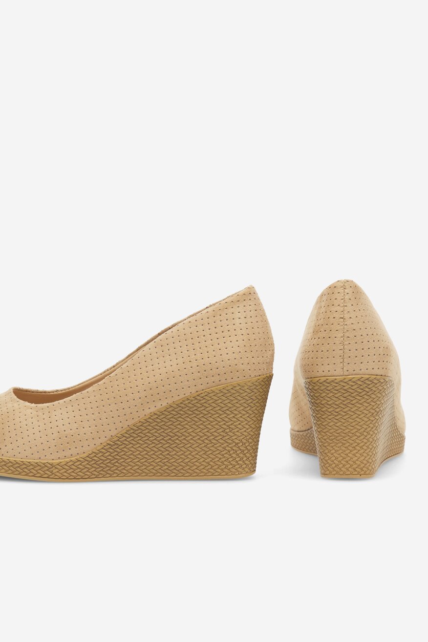 Czółenka na koturnie