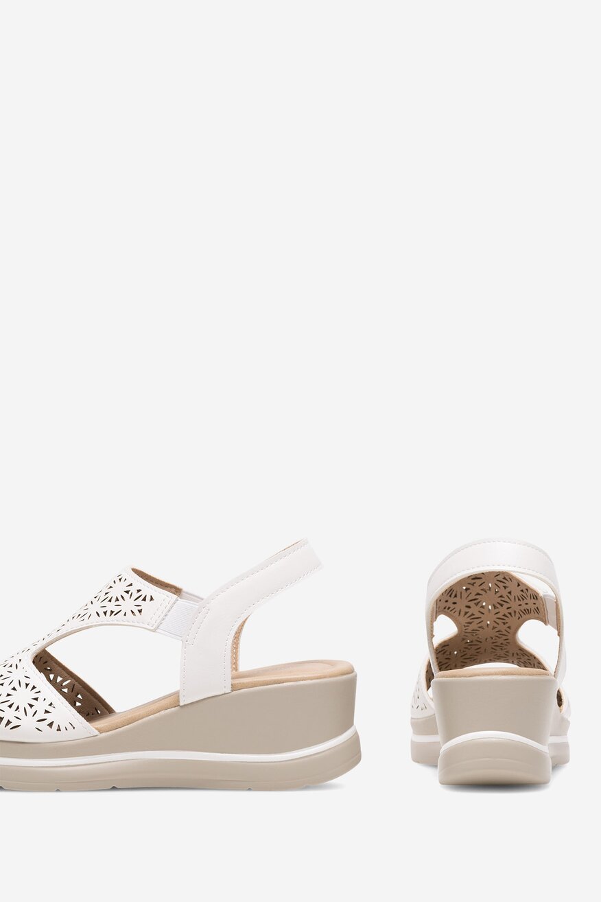 Sandały na koturnie