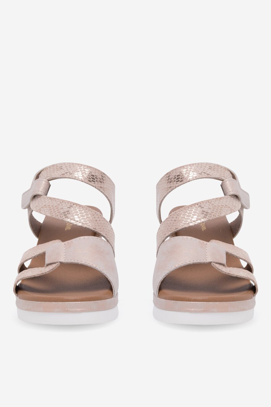 Sandały na koturnie