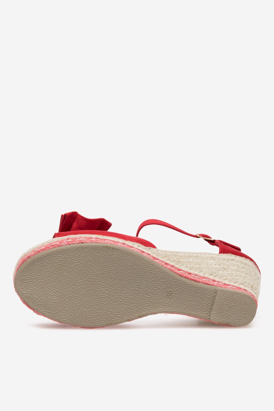 Sandały na koturnie