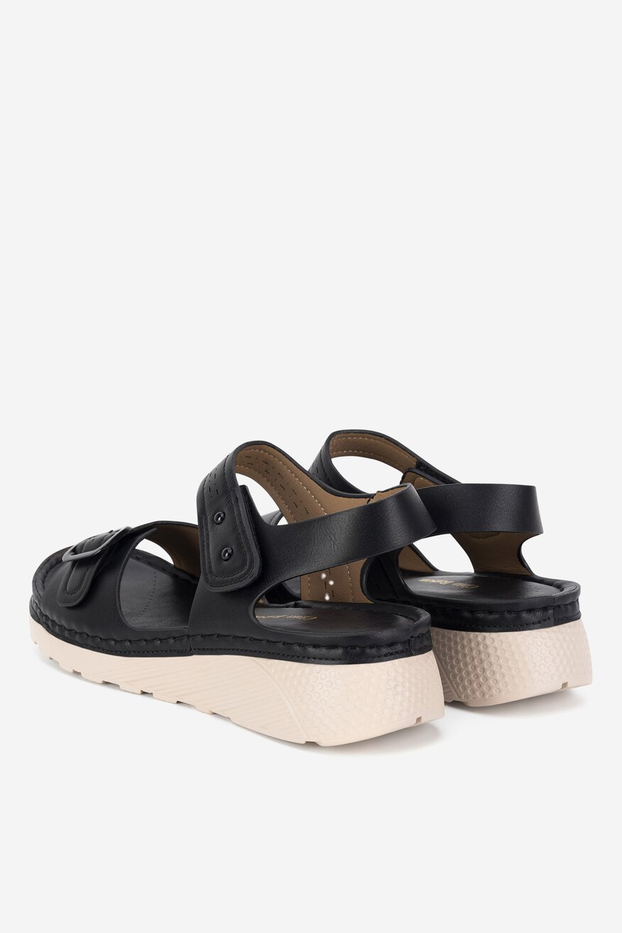 Sandały na koturnie