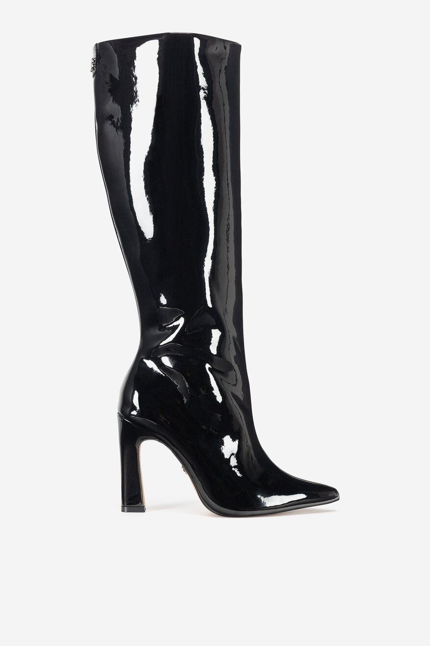 Kozaki lakierowane na słupku