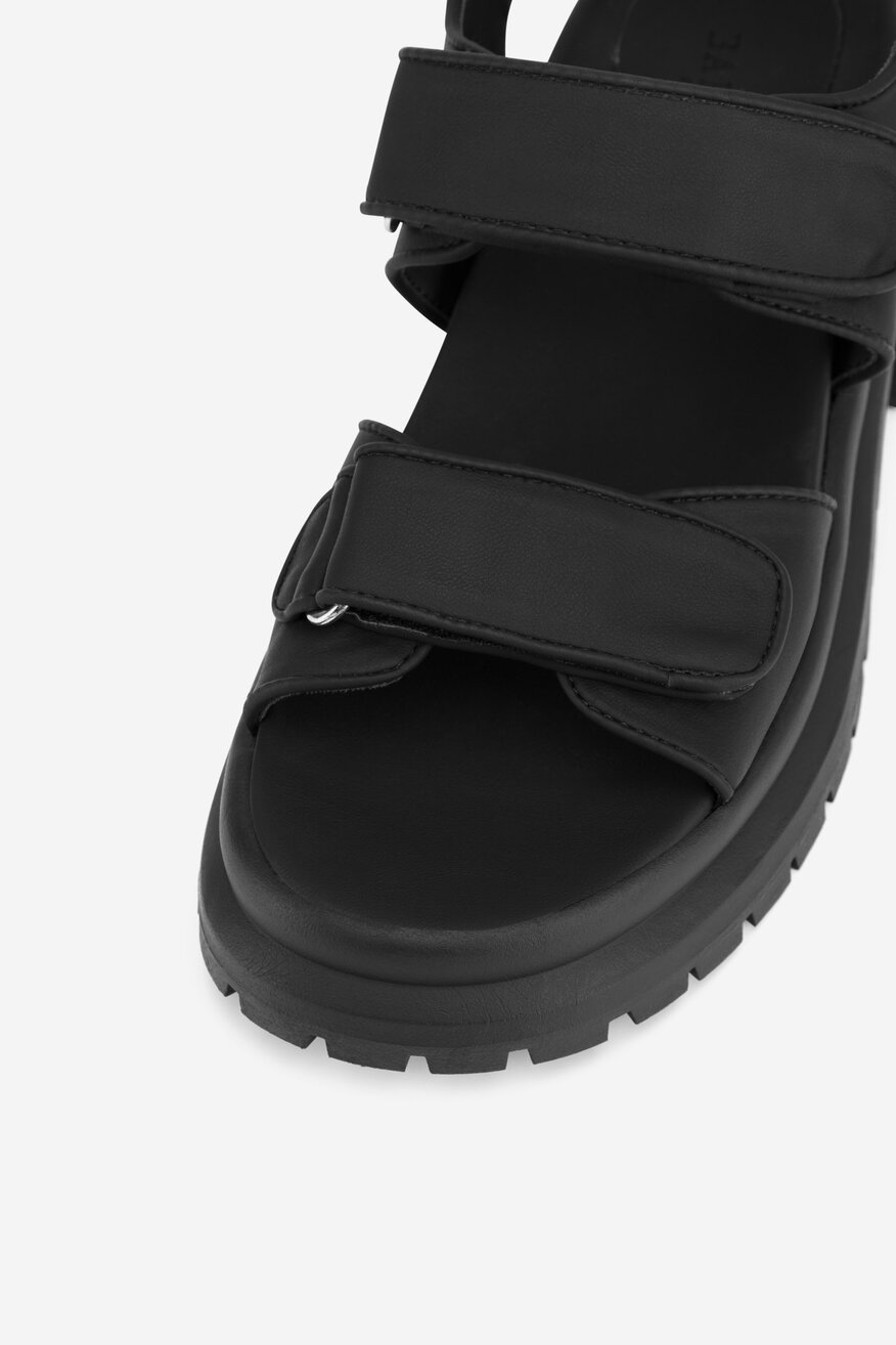 Sandały na grubej podeszwie