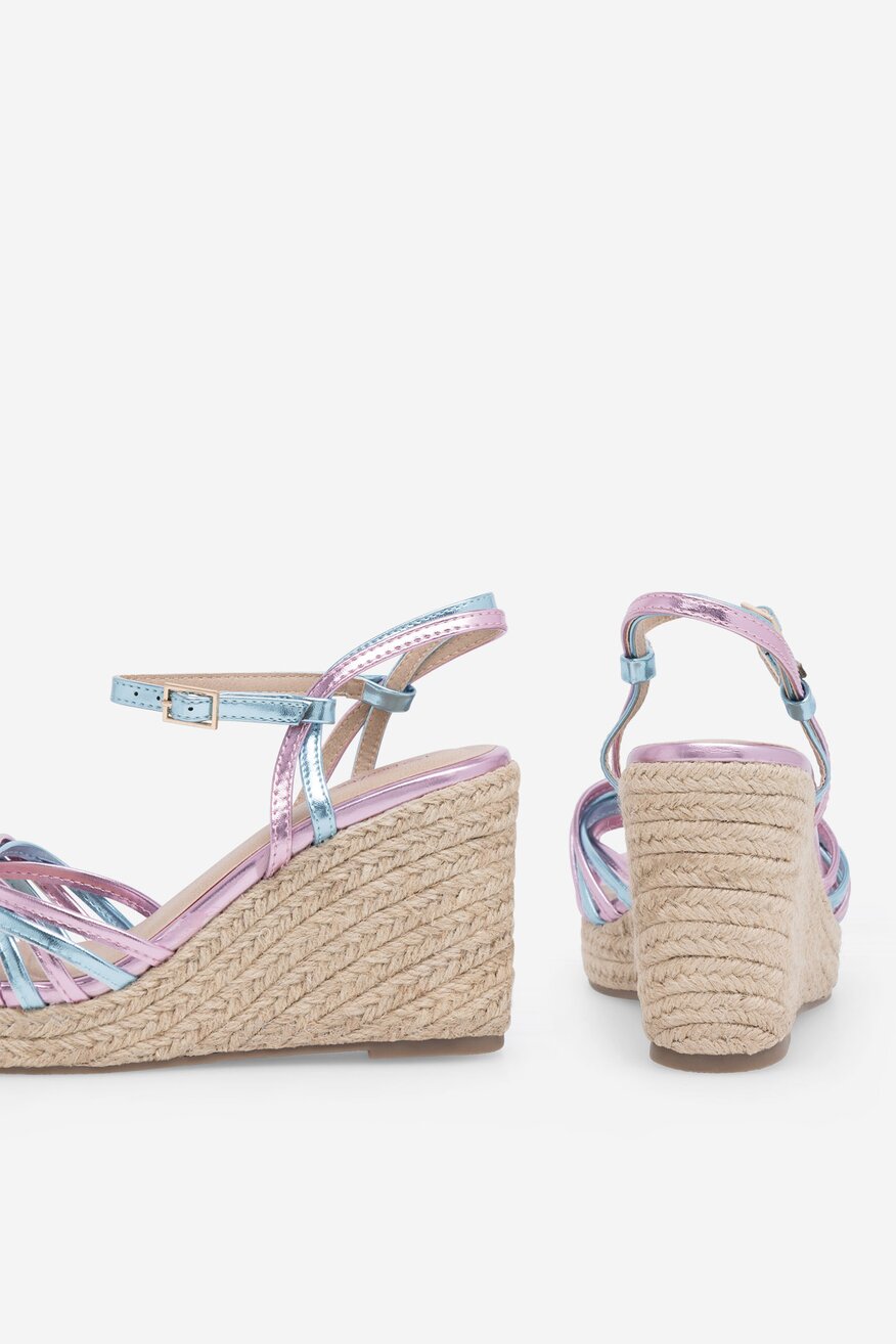 Sandały na koturnie