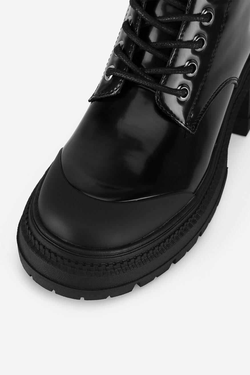 Trzewiki na grubej podeszwie