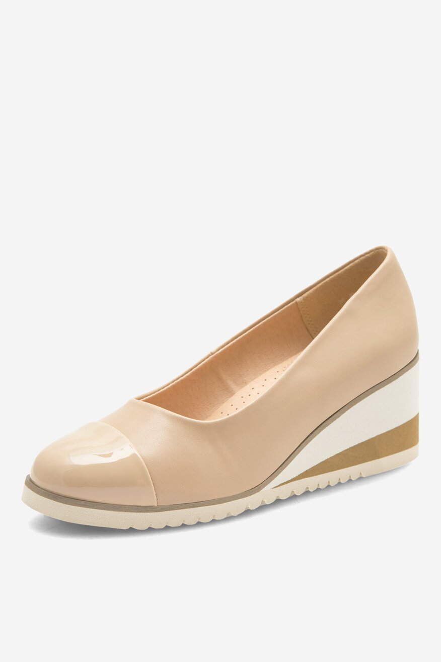 Czółenka na koturnie