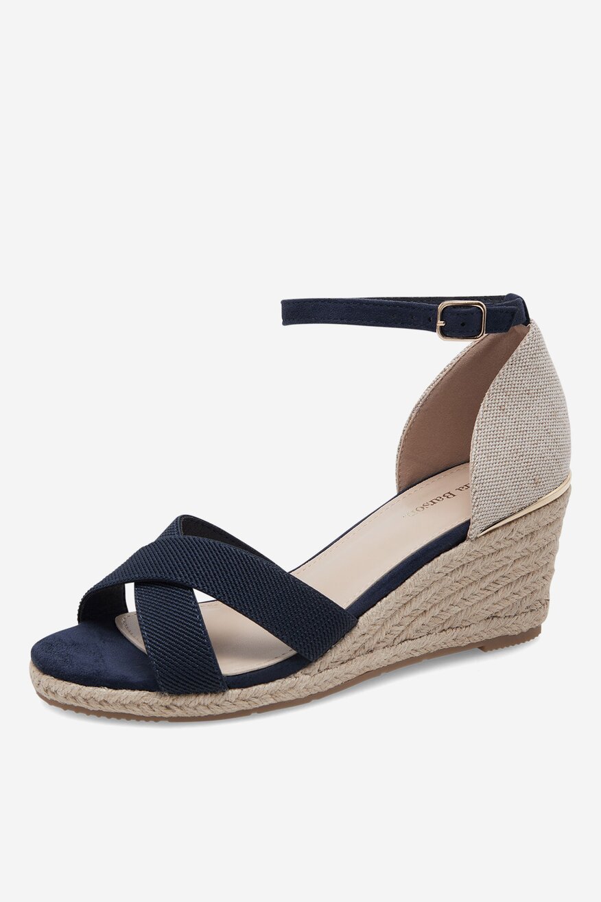 Sandały na koturnie