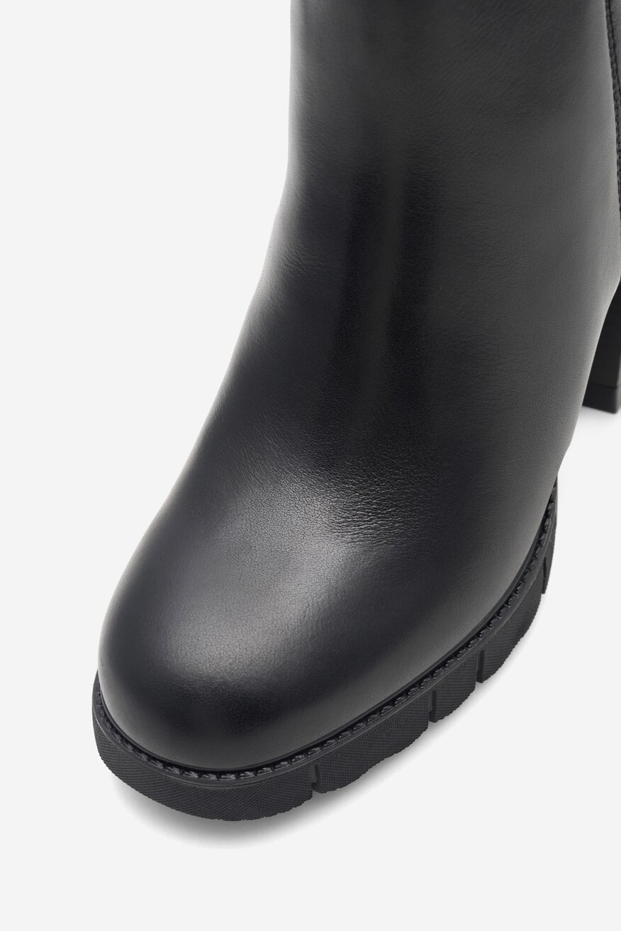 Botki skórzane na słupku