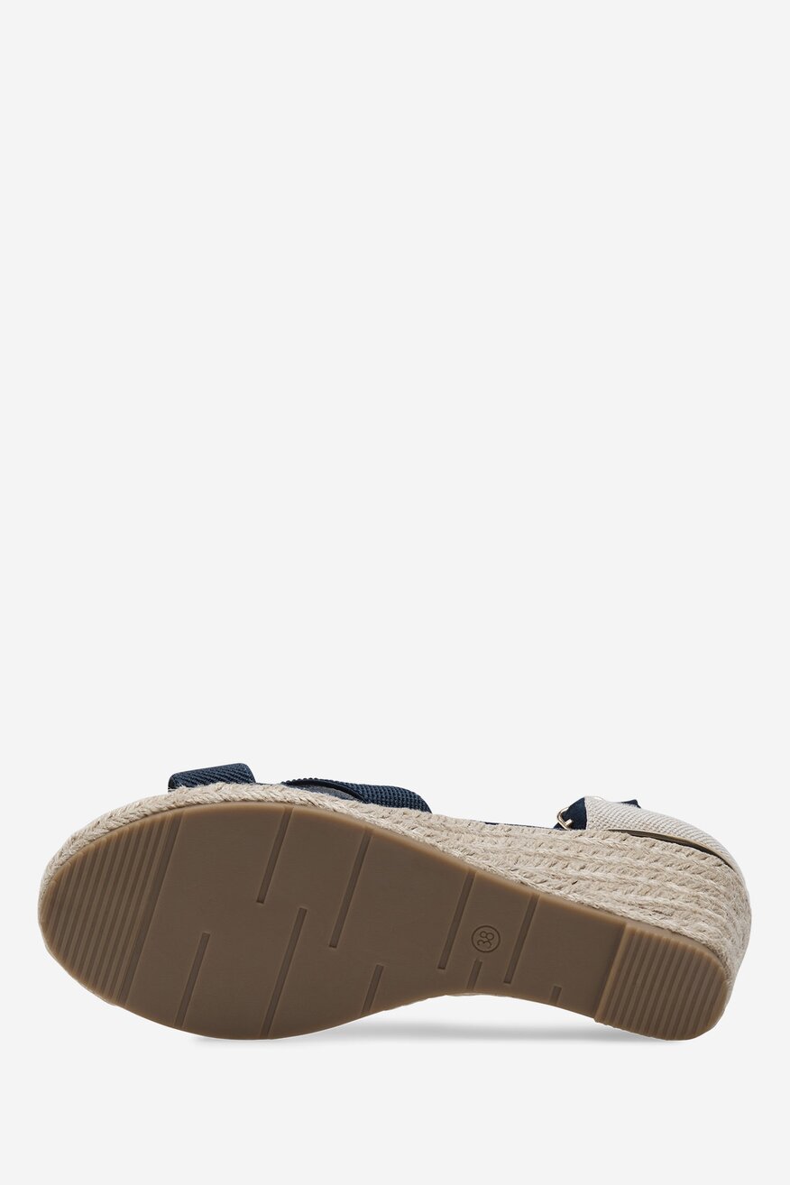 Sandały na koturnie