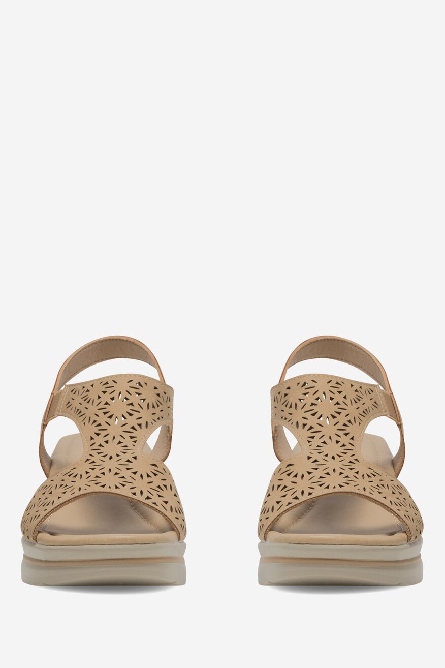 Sandały na koturnie