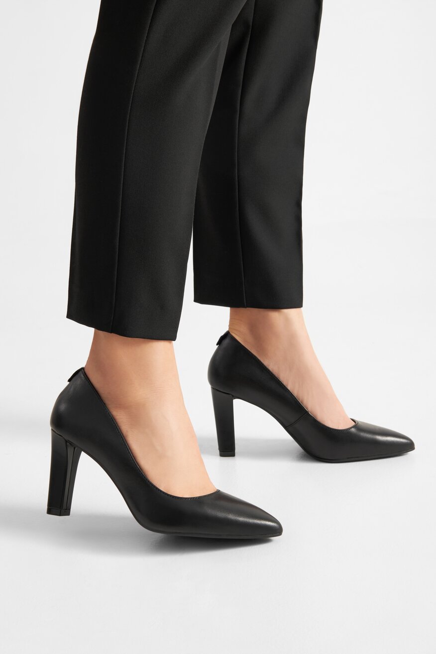 Czółenka skórzane na słupku