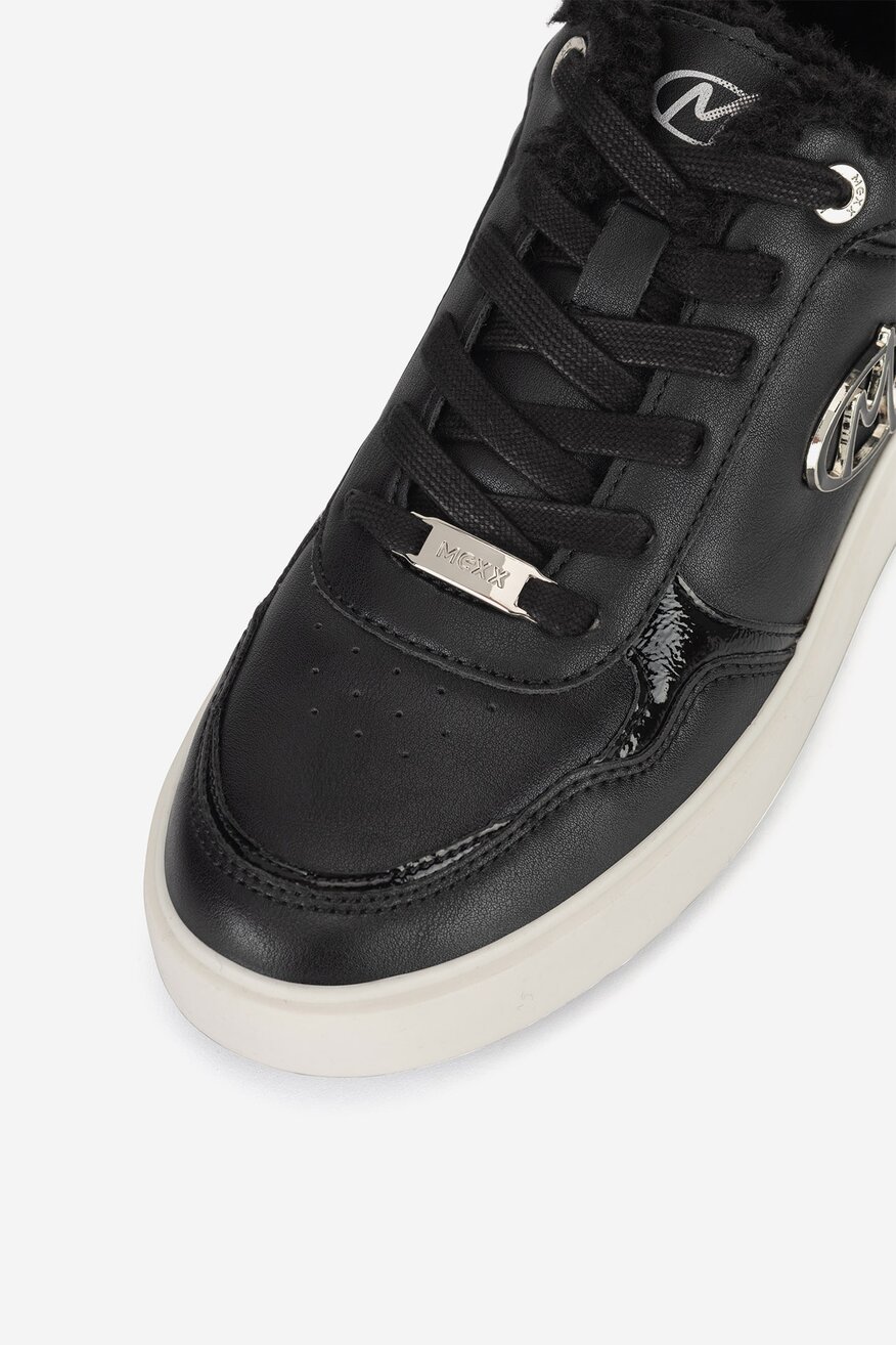 Sneakersy na platformie