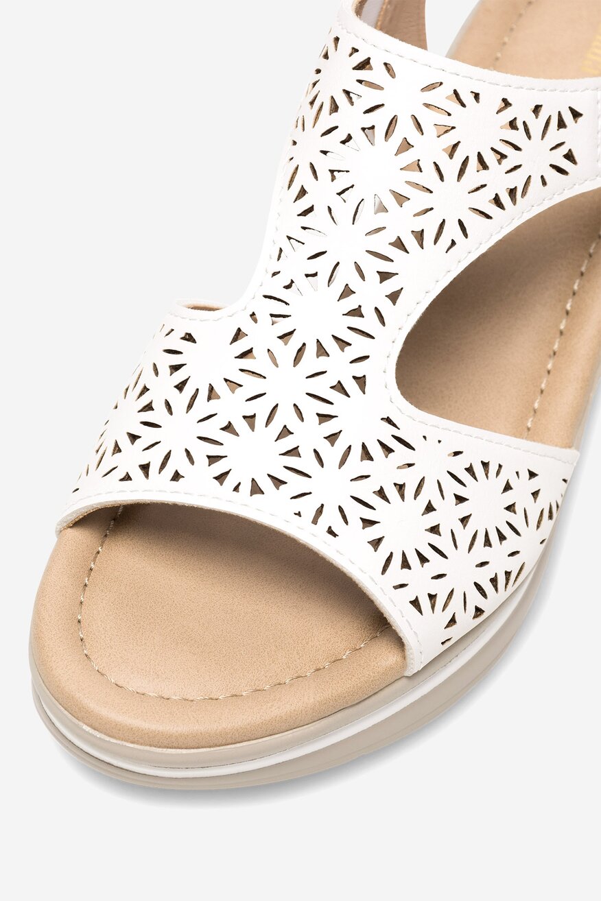 Sandały na koturnie