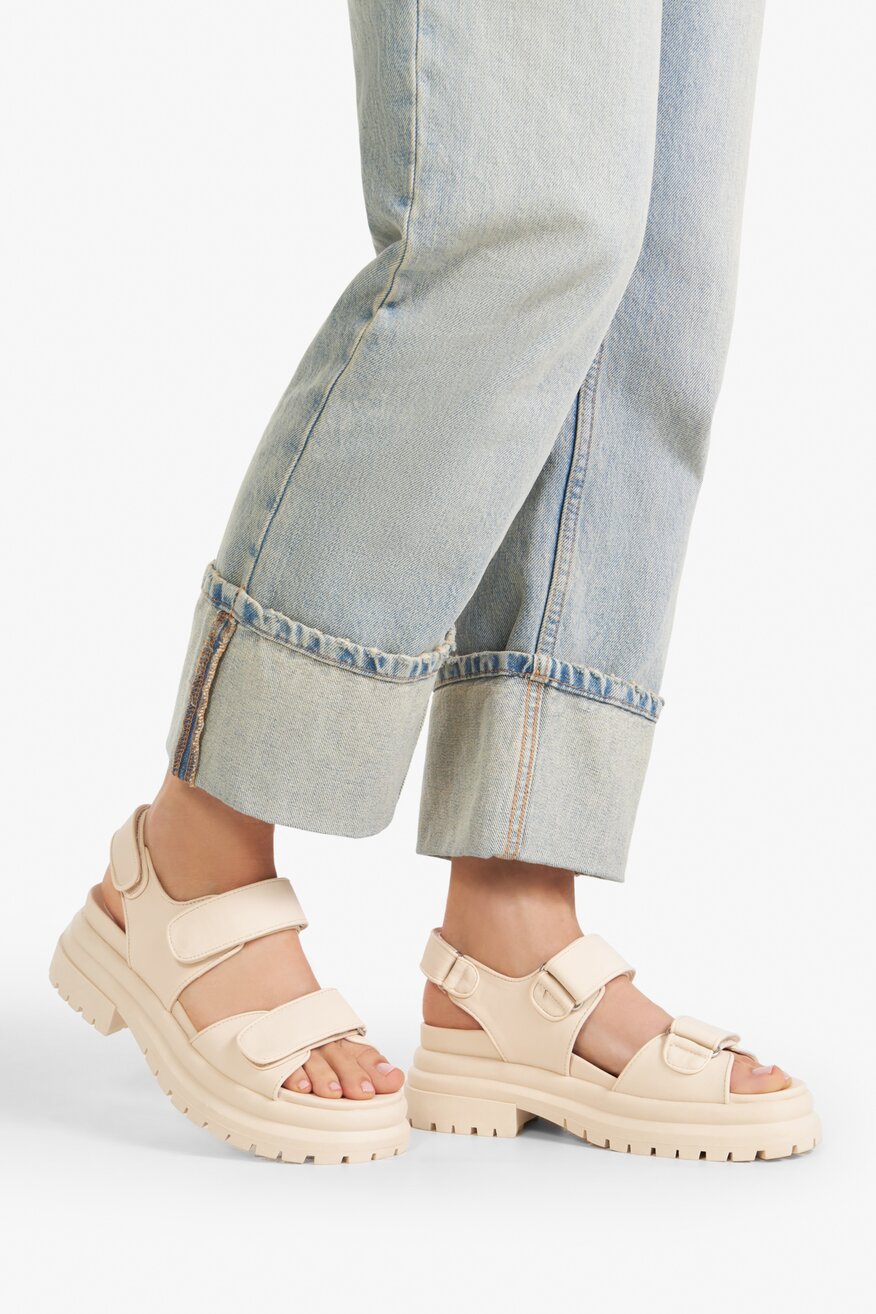 Sandały na grubej podeszwie